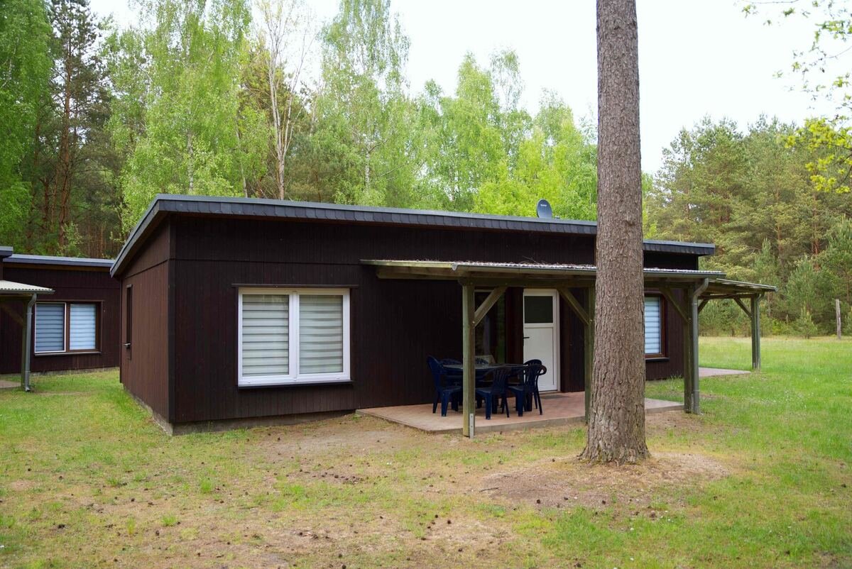 Bungalow mit Terrasse und Sitzbereich am Campingplatz Flecken Zechlin